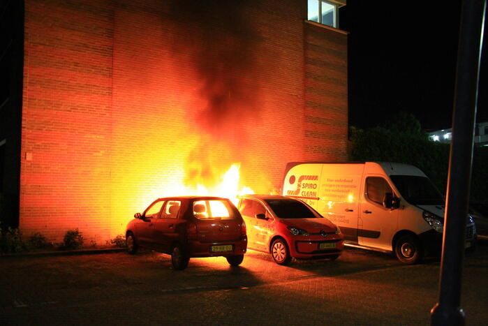Auto zwaar beschadigd door brand, politie gaat uit van brandstichting