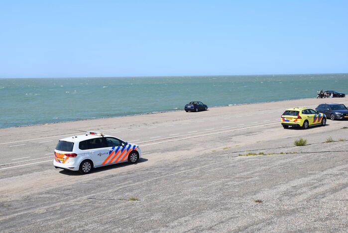 Fietser en automobilist in botsing