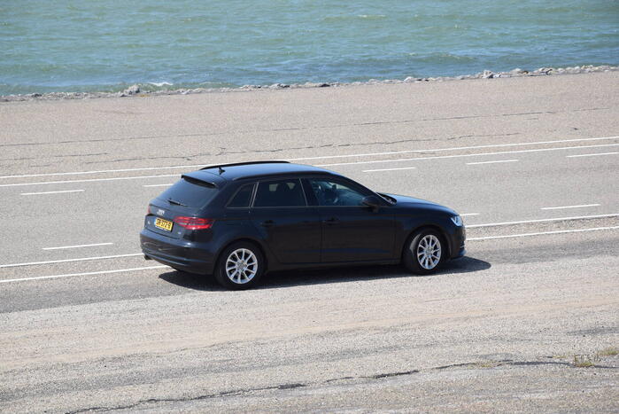 Fietser en automobilist in botsing