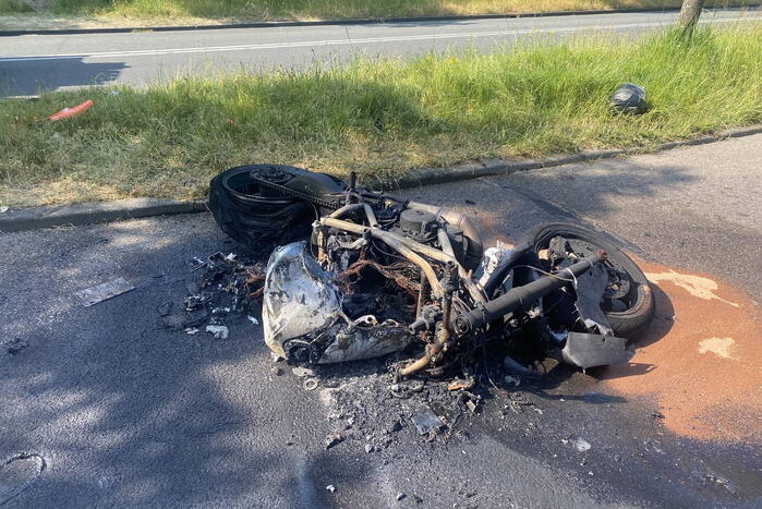 Motor uitgebrand bij ongeval, bestuurder gewond