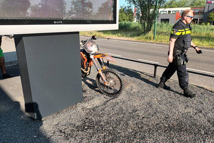 Automobilist en crossmotor botsen