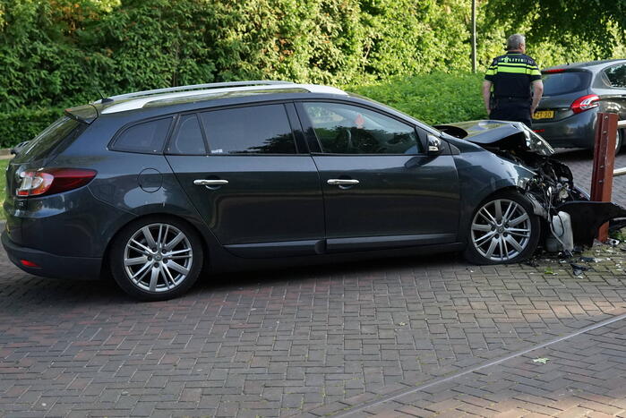 Automobilist ramt hek