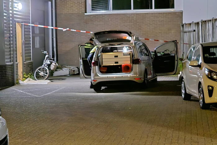 Gewonde persoon aangetroffen bij buitendeur