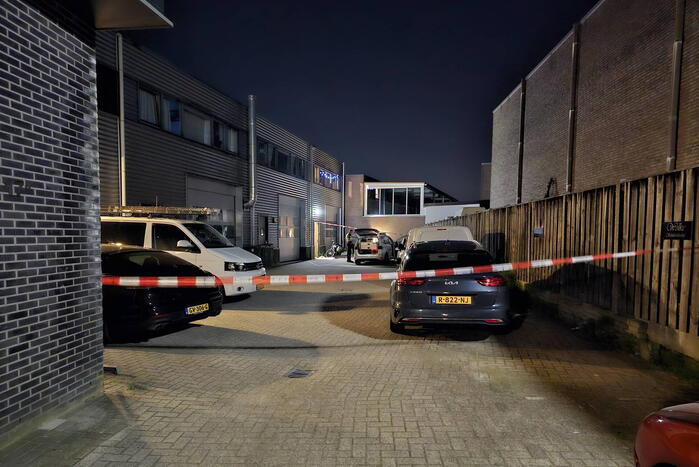 Gewonde persoon aangetroffen bij buitendeur