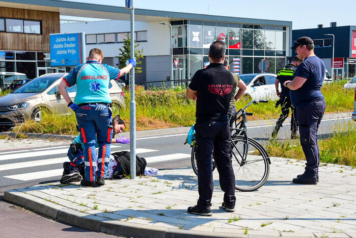 Omstanders bieden eerste hulp na fietsongeval