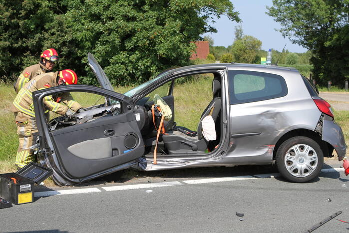 Frontale botsing tussen vrachtwagen en personenauto