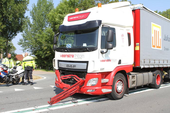 Frontale botsing tussen vrachtwagen en personenauto