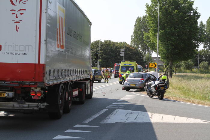 Frontale botsing tussen vrachtwagen en personenauto
