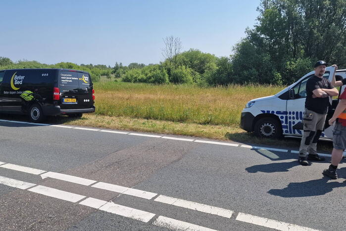 Frontale botsing tussen vrachtwagen en personenauto