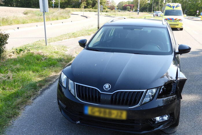 Personenauto raakt paal op wegafscheiding
