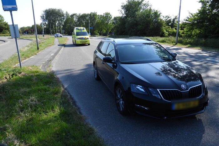 Personenauto raakt paal op wegafscheiding