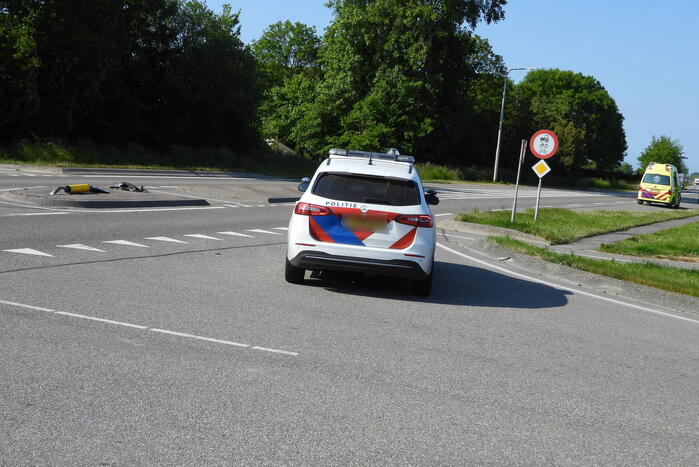 Personenauto raakt paal op wegafscheiding