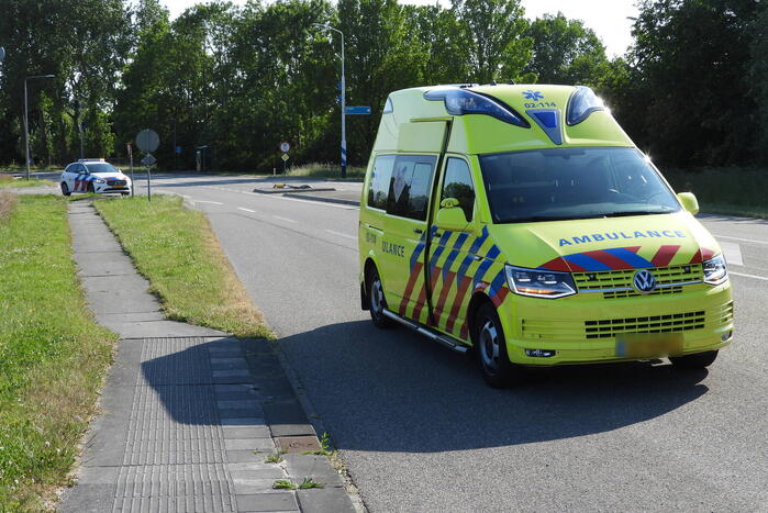 Personenauto raakt paal op wegafscheiding