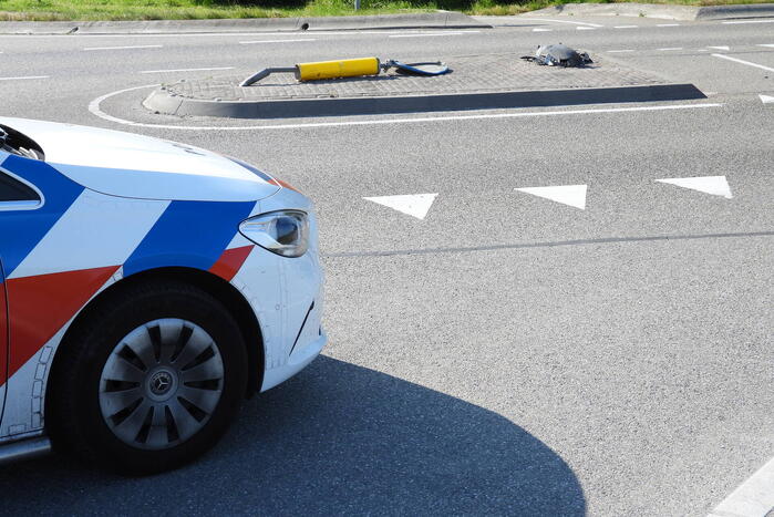 Personenauto raakt paal op wegafscheiding