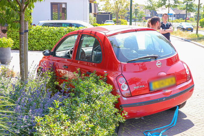 Automobilist raakt stoep en belandt in voortuin