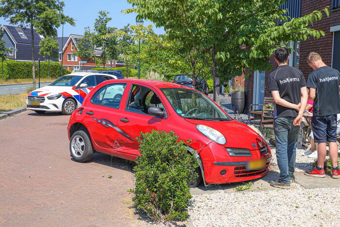 Automobilist raakt stoep en belandt in voortuin