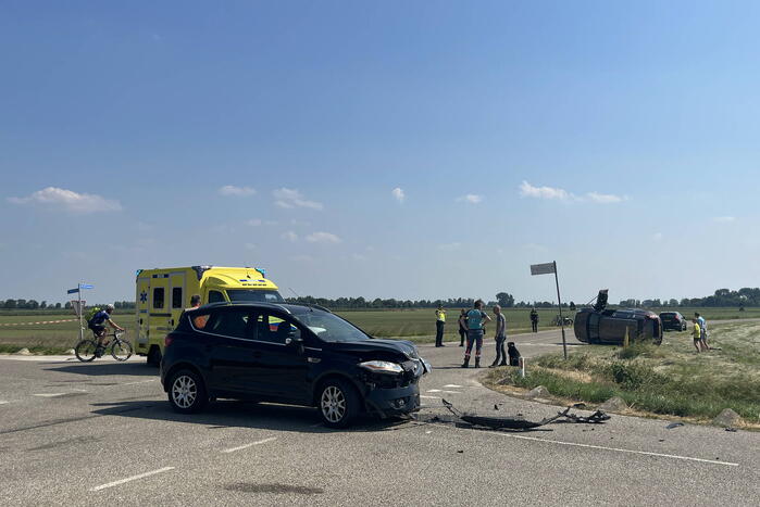 Auto op zijn kant bij botsing