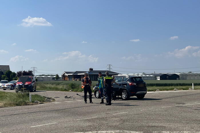 Auto op zijn kant bij botsing