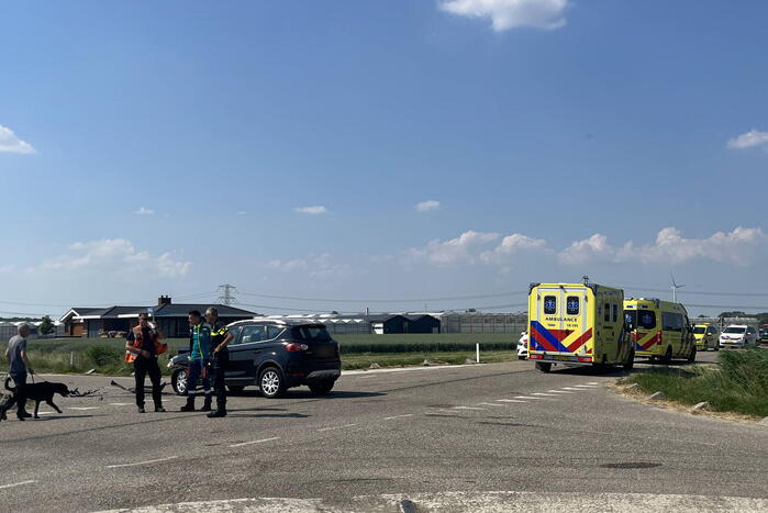 Auto op zijn kant bij botsing