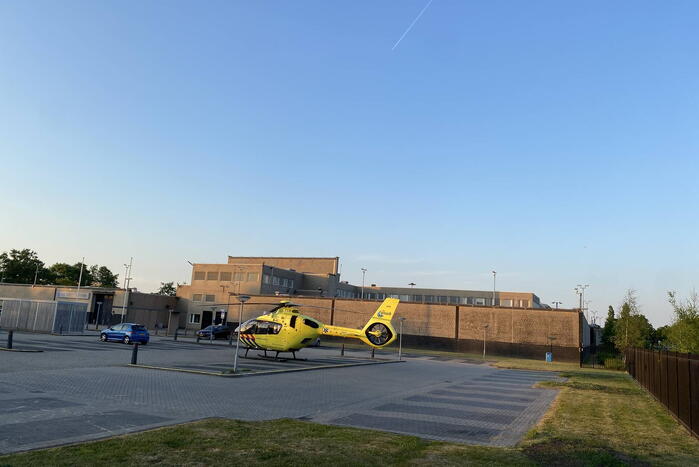 Traumahelikopter ingezet bij gevangenis