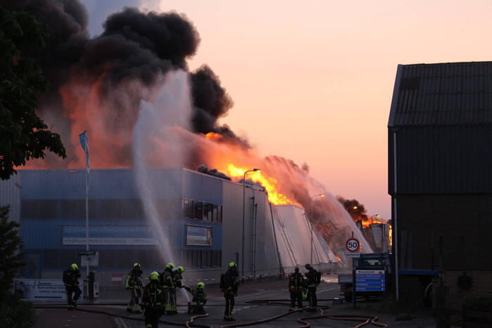 Enorme brand in houthandel