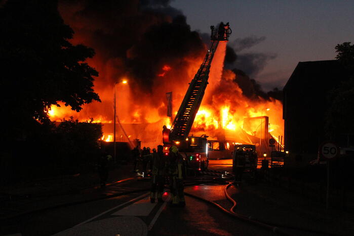 Enorme brand in houthandel