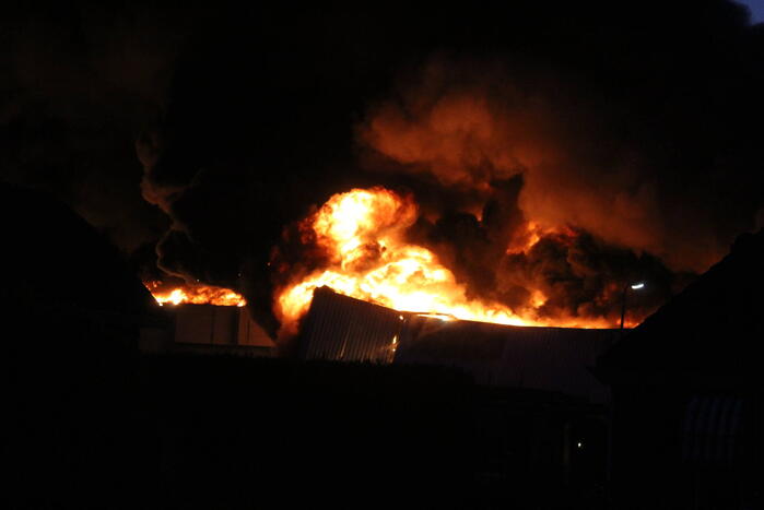 Enorme brand in houthandel