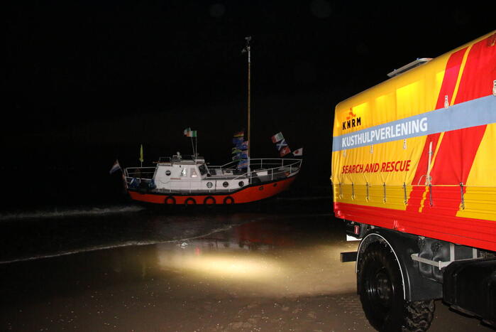 Boot vastgelopen op kust
