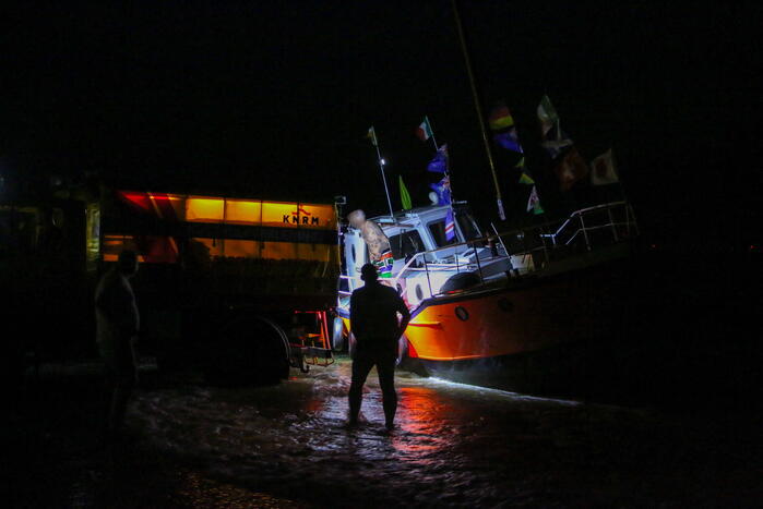 Boot vastgelopen op kust