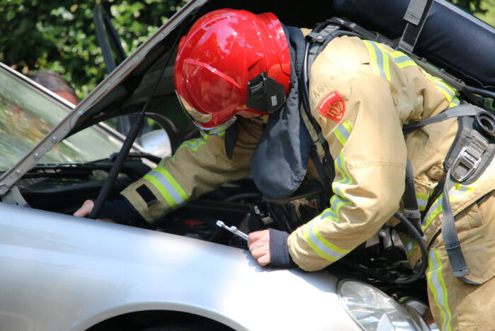 Brandweer controleert auto na brandmelding