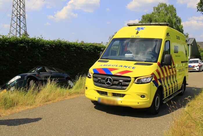 Auto in sloot tijdens keren bij landbouwsluis