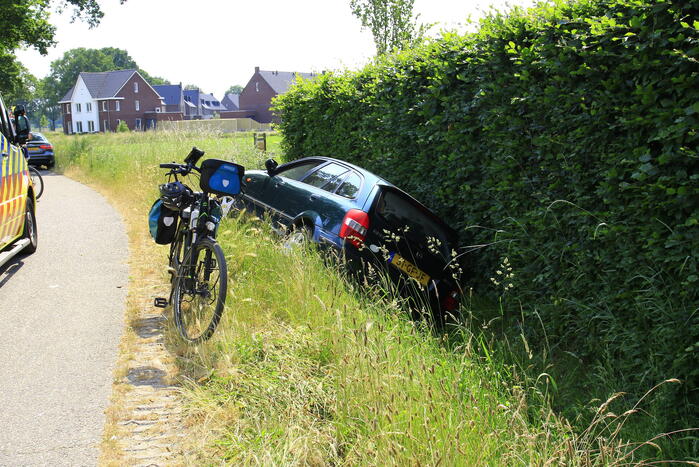 Auto in sloot tijdens keren bij landbouwsluis