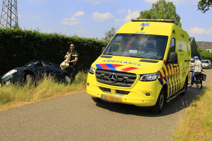 Auto in sloot tijdens keren bij landbouwsluis