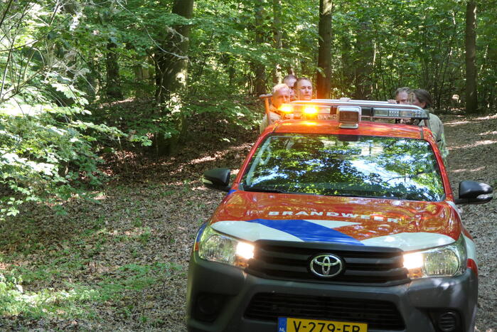 Brandweer blust smeulende delen in duingebied