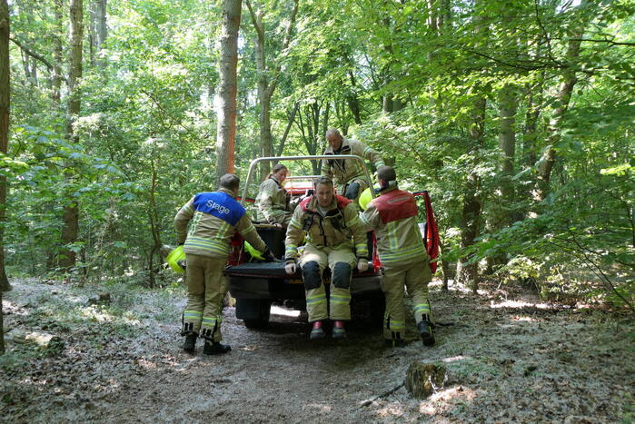 Brandweer blust smeulende delen in duingebied