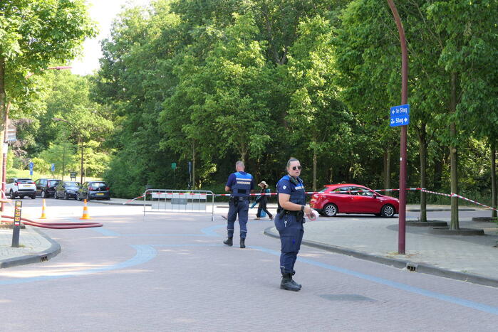 Brandweer blust smeulende delen in duingebied