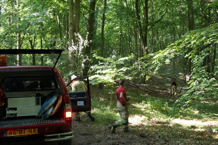 Brandweer blust smeulende delen in duingebied