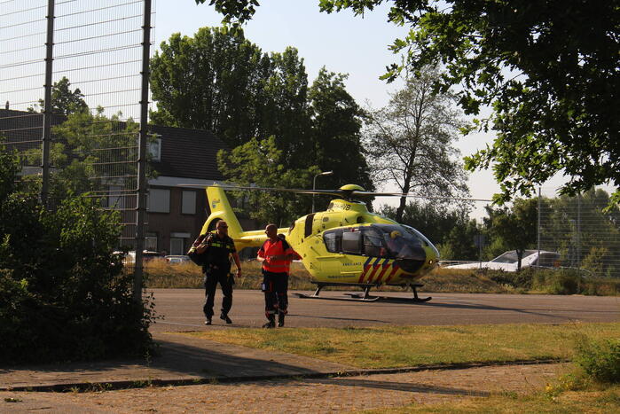 Traumahelikopter landt op voetbalveld