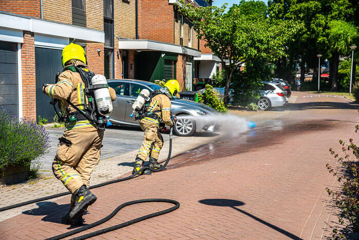 Gasfles vat vlam tijdens onkruidverbranden
