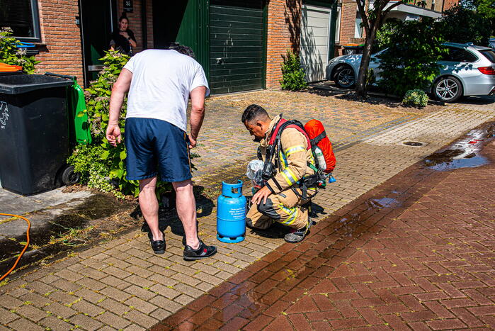 Gasfles vat vlam tijdens onkruidverbranden
