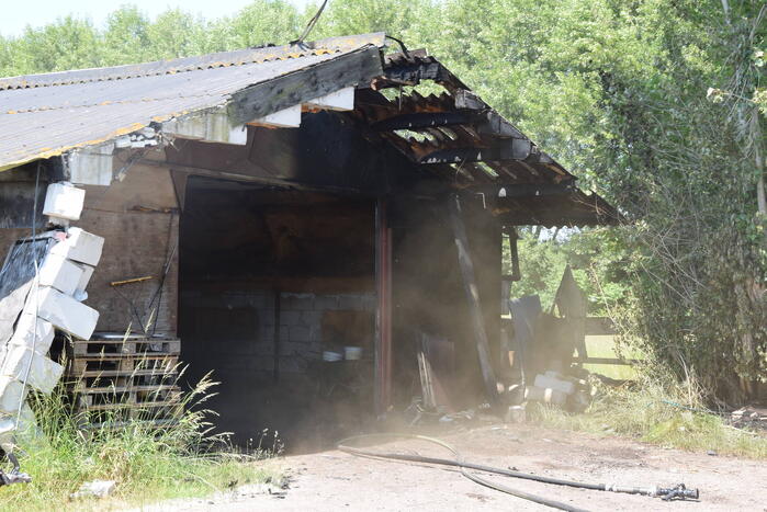 Brand in weiland berm en schuur