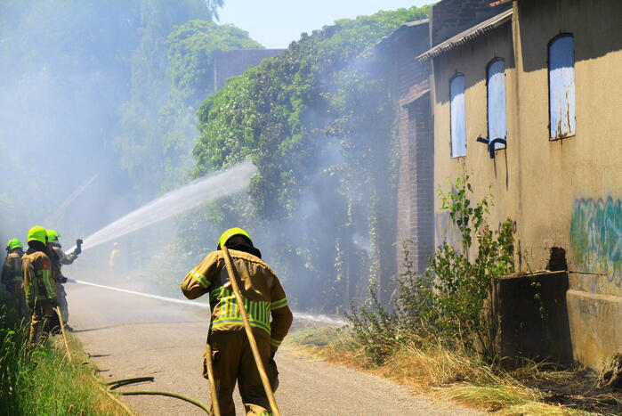 Brandweer voorkomt overslag naar loods