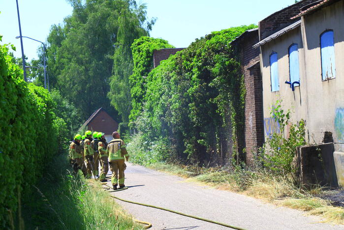 Brandweer voorkomt overslag naar loods