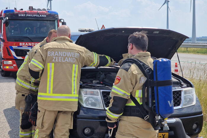 Brandweer controleert auto op brand