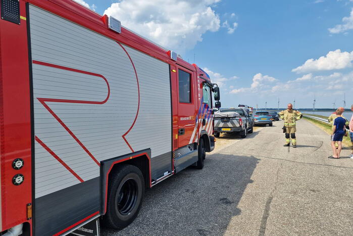 Brandweer controleert auto op brand