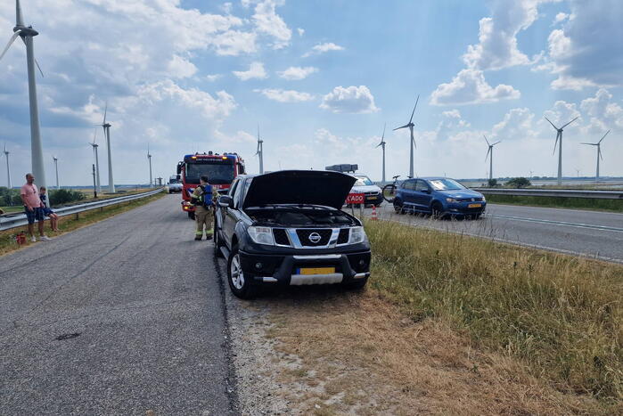 Brandweer controleert auto op brand