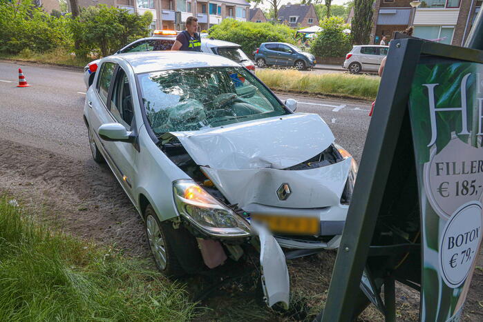 Automobiliste eindigt tegen paal