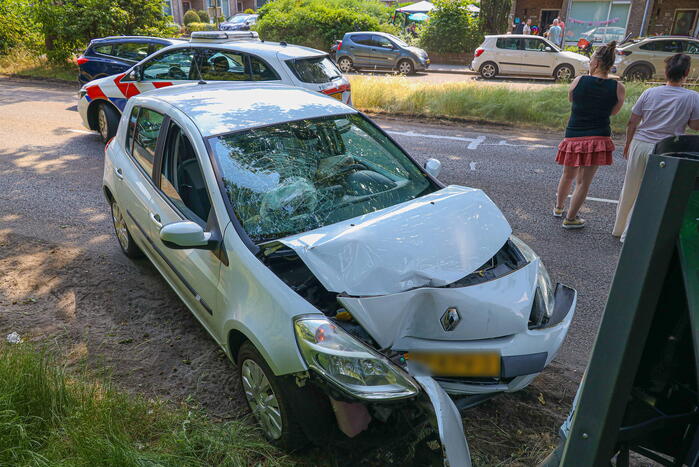 Automobiliste eindigt tegen paal