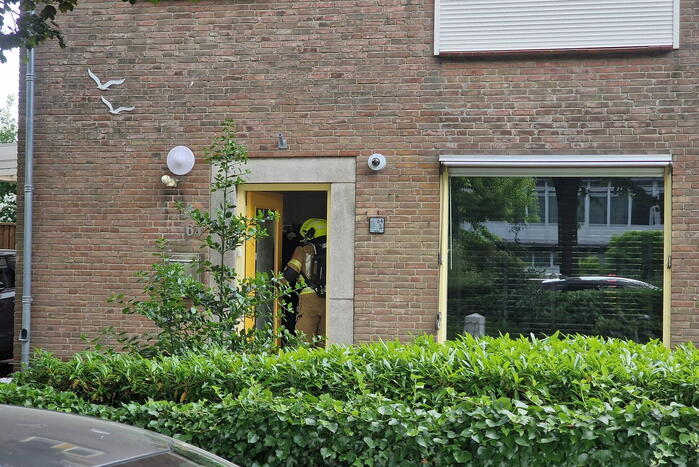 Brandweer ventileert woning na mogelijke brand