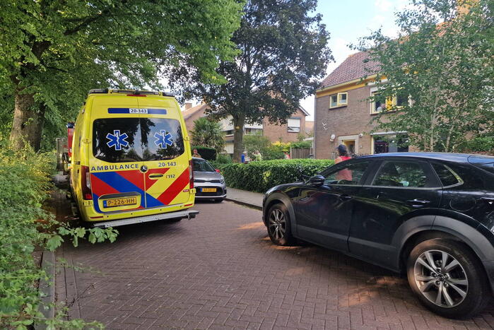 Brandweer ventileert woning na mogelijke brand